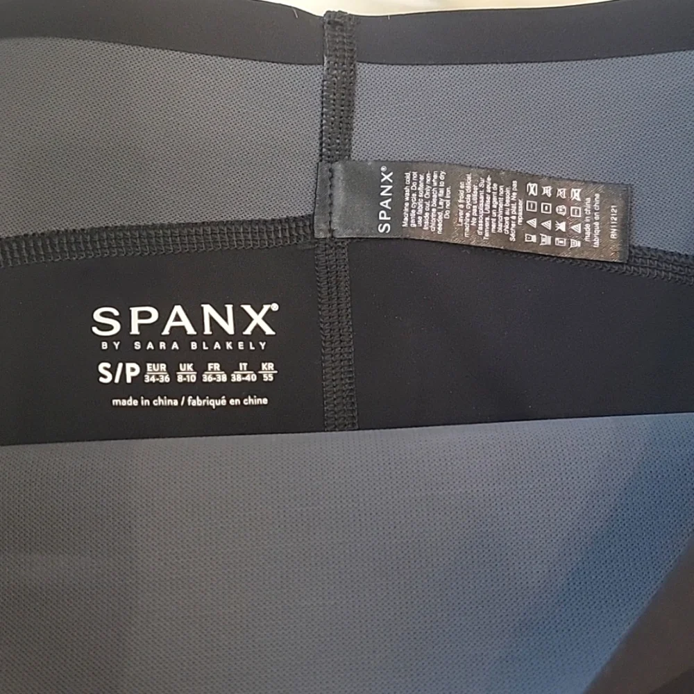 NWOT. Spanx Gloss Panel Leggings. Faux Leather Pockets. Black.Sz Small. - Picture 5 of 5
